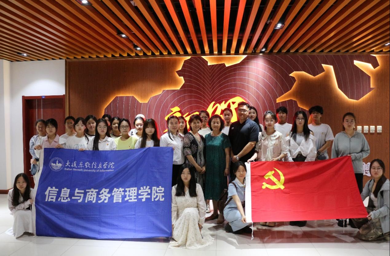 管理学院明德美乐辅导员美育工作室举行七一主题党日活动